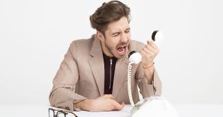 Foto: Icons8 team on Unsplash Mann, der ins Telefon brüllt