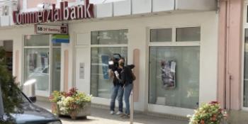 Kamerateam vor der Commerzialbank in Mattersburg