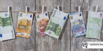 Euro-Geldscheine an einer Wäscheleine