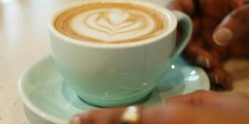 Kaffeetasse und Hände