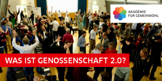 Foto: Genossenschaft für Gemeinwohl Aufschriftft mit Titel: Was ist Genossenschaft 2.0 (dahinter eine Gruppe von Seminarteilnehmern)