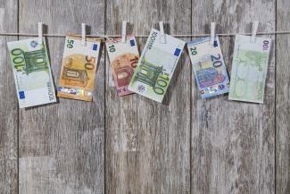 Euro-Geldscheine an einer Wäscheleine