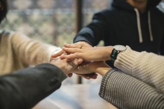 CC0 Creative Commons/ Pixabay Menschen, die einander die Hände reichen