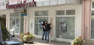 Foto: Genossenschaft für Gemeinwohl Kamerateam vor der Commerzialbank in Mattersburg