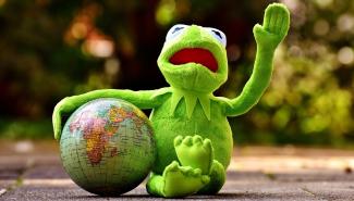 Bild: CC0 Creative Commons Forsch Kermit mit Globus