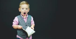 Bild: CC0 Creative Commons Bub mit Buch in der Hand