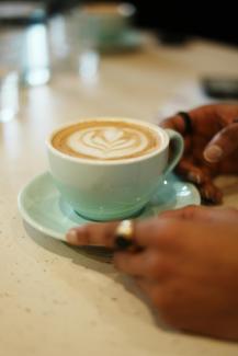 Kaffeetasse und Hände